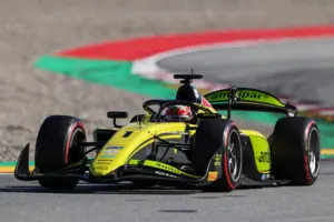 Rafael Câmara reage, ganha cinco posições e termina sprint da Fórmula 2 na Hungria em quarto