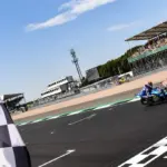 MotoGP no circuito de Silverstone durante o GP da Grã-Bretanha 2026, etapa do Mundial com Diogo Moreira e Eric Granado em ação.