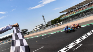 MotoGP no circuito de Silverstone durante o GP da Grã-Bretanha 2026, etapa do Mundial com Diogo Moreira e Eric Granado em ação.